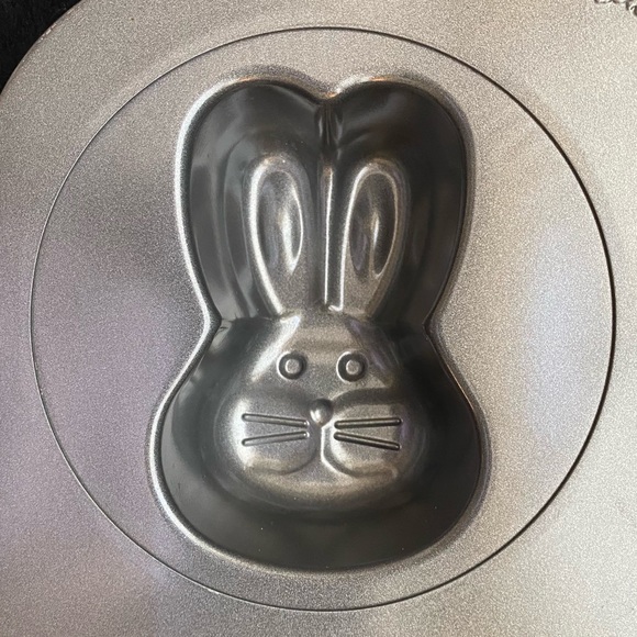 EUC Wilton Easter Mini Cake Pan. Metal cake pan makes 6 Mini Cakes - Picture 9 of 11